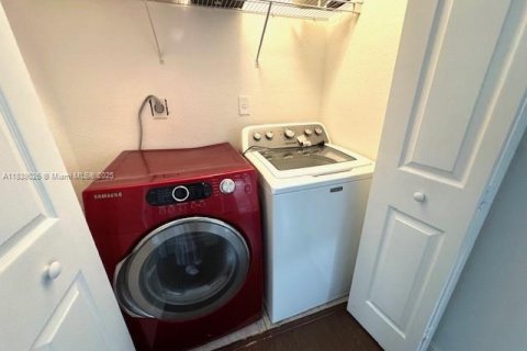 Townhouse in Doral, Florida 3 bedrooms, 132.76 sq.m. № 1978023 - photo 8