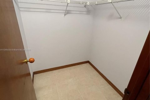 House in Port St. Lucie, Florida 3 bedrooms, 142.7 sq.m. № 2014707 - photo 13