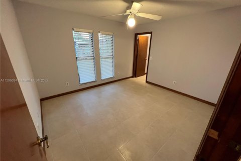 House in Port St. Lucie, Florida 3 bedrooms, 142.7 sq.m. № 2014707 - photo 11