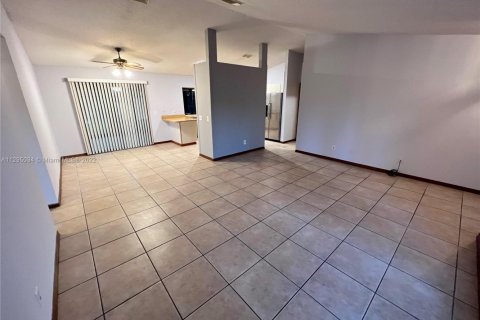 House in Port St. Lucie, Florida 3 bedrooms, 142.7 sq.m. № 2014707 - photo 9