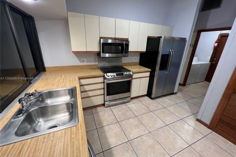 House in Port St. Lucie, Florida 3 bedrooms, 142.7 sq.m. № 2014707 - photo 4