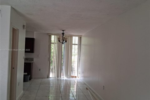 Adosado en venta en South Miami, Florida, 3 dormitorios, 90.12 m2 № 1964155 - foto 19