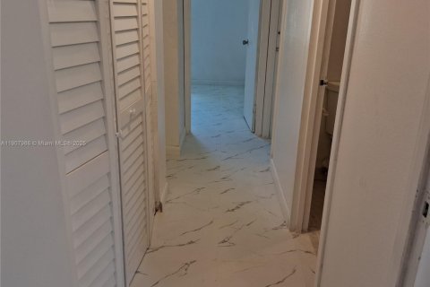 Adosado en venta en South Miami, Florida, 3 dormitorios, 90.12 m2 № 1964155 - foto 9