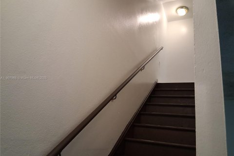 Adosado en venta en South Miami, Florida, 3 dormitorios, 90.12 m2 № 1964155 - foto 13