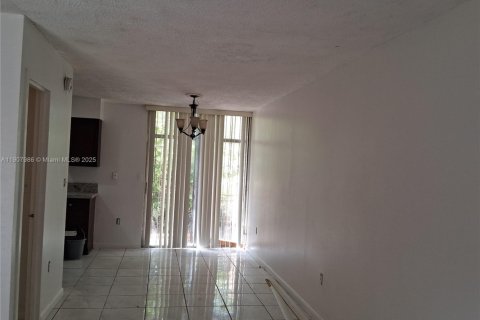 Adosado en venta en South Miami, Florida, 3 dormitorios, 90.12 m2 № 1964155 - foto 14