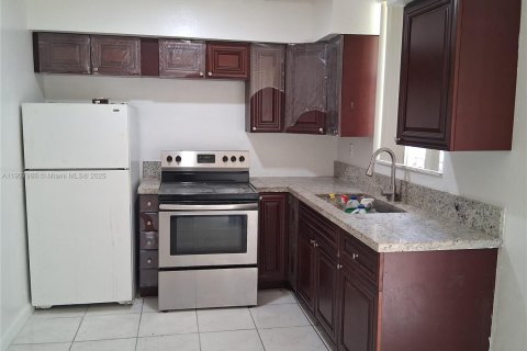 Adosado en venta en South Miami, Florida, 3 dormitorios, 90.12 m2 № 1964155 - foto 17