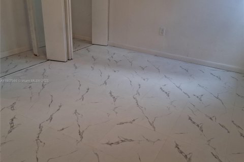 Adosado en venta en South Miami, Florida, 3 dormitorios, 90.12 m2 № 1964155 - foto 5