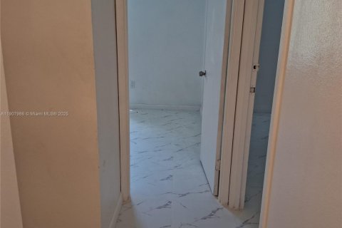 Adosado en venta en South Miami, Florida, 3 dormitorios, 90.12 m2 № 1964155 - foto 1