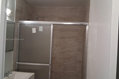 Adosado en venta en South Miami, Florida, 3 dormitorios, 90.12 m2 № 1964155 - foto 11