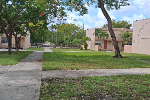 Adosado en venta en South Miami, Florida, 3 dormitorios, 90.12 m2 № 1964155 - foto 27