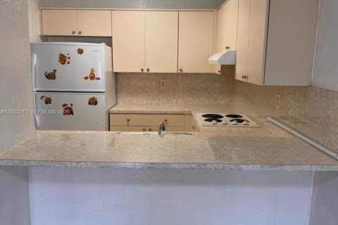 Condo in Hialeah Gardens, Florida, 2 bedrooms  № 2243965
