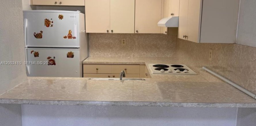 Condo in Hialeah Gardens, Florida, 2 bedrooms  № 2243965