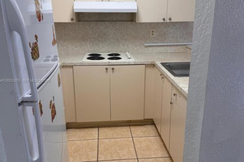 Condo in Hialeah Gardens, Florida, 2 bedrooms  № 2243965 - photo 6