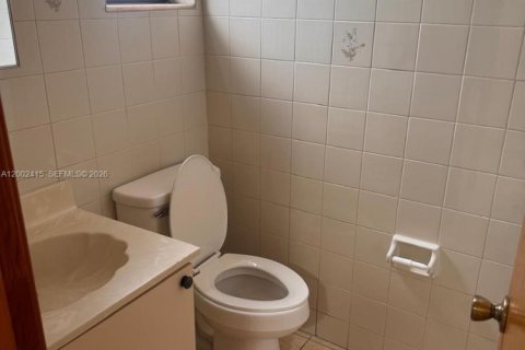 Condo in Hialeah Gardens, Florida, 2 bedrooms  № 2243965 - photo 10