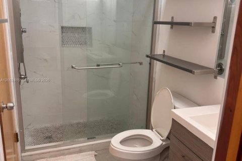 Condo in Hialeah Gardens, Florida, 2 bedrooms  № 2243965 - photo 12