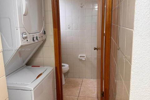 Condo in Hialeah Gardens, Florida, 2 bedrooms  № 2243965 - photo 8