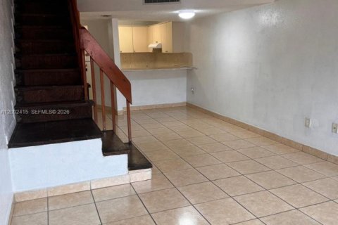Condo in Hialeah Gardens, Florida, 2 bedrooms  № 2243965 - photo 4