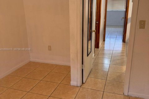 Condo in Hialeah Gardens, Florida, 2 bedrooms  № 2243965 - photo 14