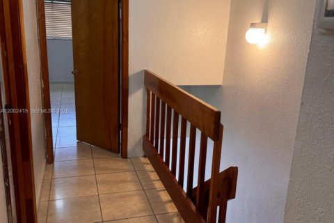 Condo in Hialeah Gardens, Florida, 2 bedrooms  № 2243965 - photo 7