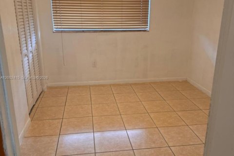 Condo in Hialeah Gardens, Florida, 2 bedrooms  № 2243965 - photo 15
