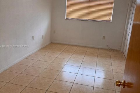 Condo in Hialeah Gardens, Florida, 2 bedrooms  № 2243965 - photo 11