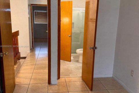 Condo in Hialeah Gardens, Florida, 2 bedrooms  № 2243965 - photo 13
