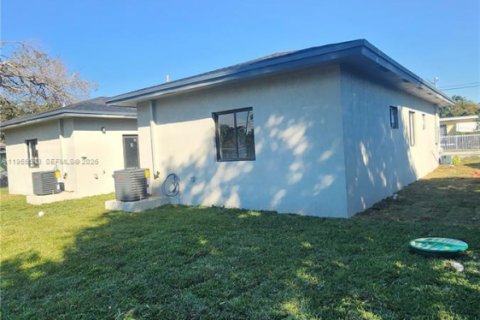 Casa en alquiler en Miami, Florida, 3 dormitorios № 2011767 - foto 6