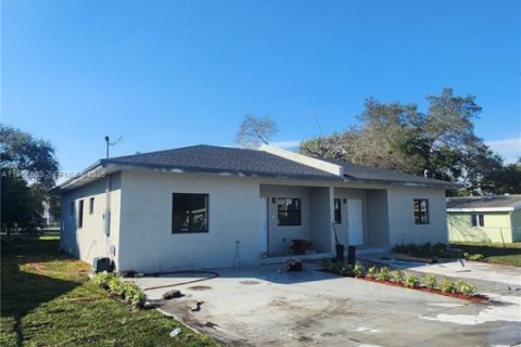 Casa en alquiler en Miami, Florida, 3 dormitorios № 2011767 - foto 2