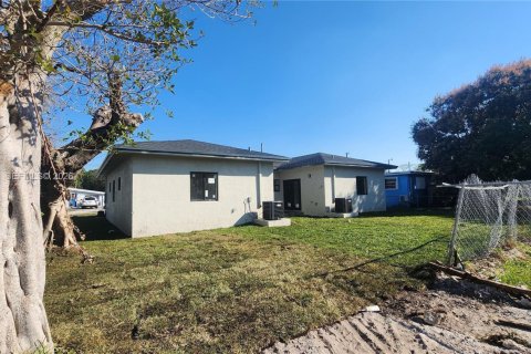 Casa en alquiler en Miami, Florida, 3 dormitorios № 2011767 - foto 4