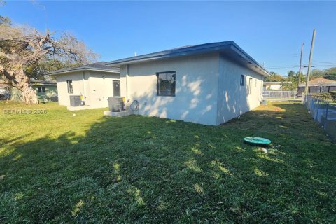 Casa en alquiler en Miami, Florida, 3 dormitorios № 2011767 - foto 3