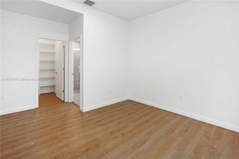 Commercial property in Hollywood, Florida № 1862816 - photo 16