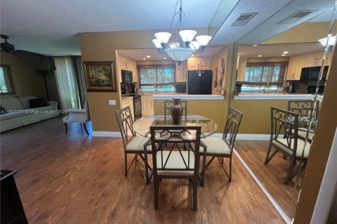 Condo in Tamarac, Florida, 2 bedrooms  № 1848371 - photo 13