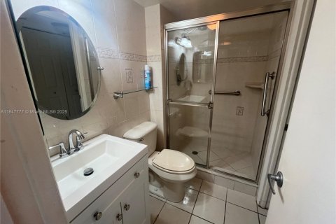 Condo in Tamarac, Florida, 2 bedrooms  № 1848371 - photo 16