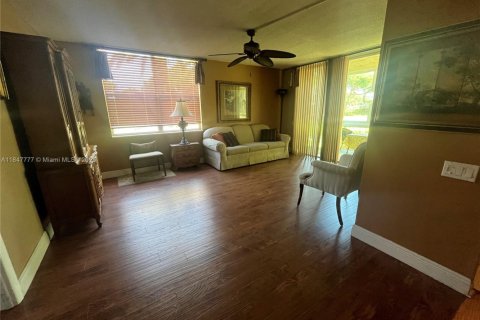 Condo in Tamarac, Florida, 2 bedrooms  № 1848371 - photo 5