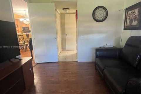 Condo in Tamarac, Florida, 2 bedrooms  № 1848371 - photo 9