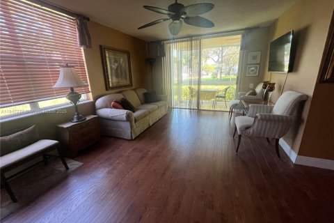Condo in Tamarac, Florida, 2 bedrooms  № 1848371 - photo 6