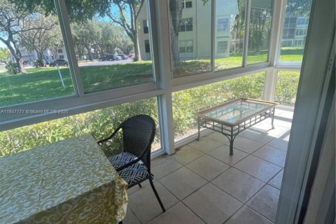 Condo in Tamarac, Florida, 2 bedrooms  № 1848371 - photo 24