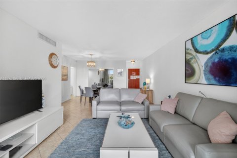 Condo in Hollywood, Florida, 1 bedroom  № 2041871 - photo 15