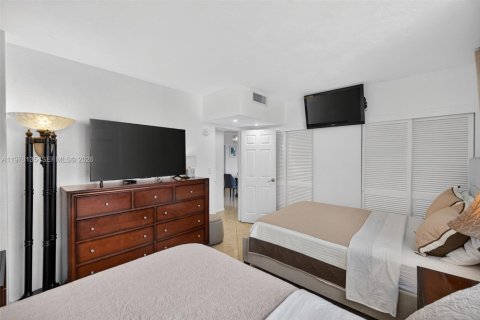Condo in Hollywood, Florida, 1 bedroom  № 2041871 - photo 26