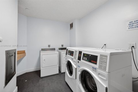 Condo in Hollywood, Florida, 1 bedroom  № 2041871 - photo 30