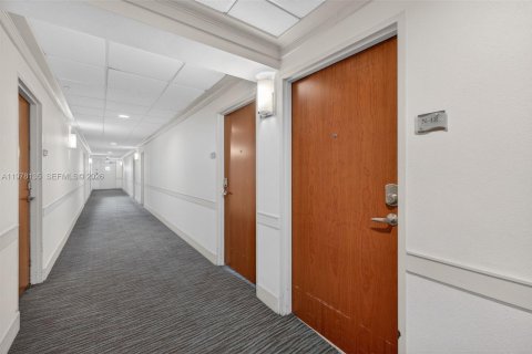 Condo in Hollywood, Florida, 1 bedroom  № 2041871 - photo 3