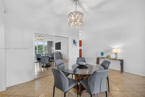 Condo in Hollywood, Florida, 1 bedroom  № 2041871 - photo 17
