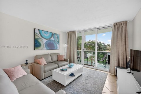 Condo in Hollywood, Florida, 1 bedroom  № 2041871 - photo 7