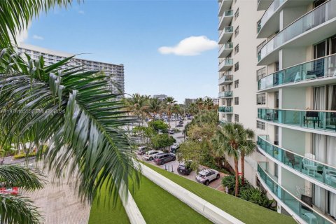 Condo in Hollywood, Florida, 1 bedroom  № 2041871 - photo 12