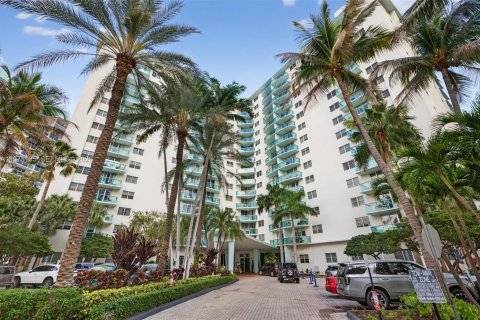 Condo in Hollywood, Florida, 1 bedroom  № 2041871 - photo 2