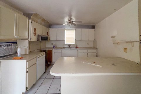 Купить виллу или дом в Майами, Флорида 5 спален, 200.11м2, № 2048342 - фото 17