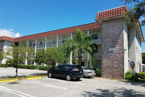 Condo in Coral Springs, Florida, 2 bedrooms № 2041651 - photo 2
