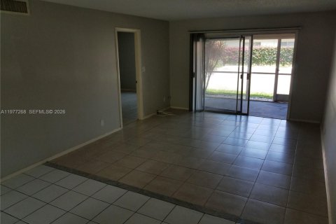 Condo in Coral Springs, Florida, 2 bedrooms № 2041651 - photo 12