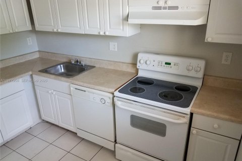 Condo in Coral Springs, Florida, 2 bedrooms № 2041651 - photo 4