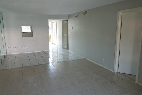 Condo in Coral Springs, Florida, 2 bedrooms № 2041651 - photo 18